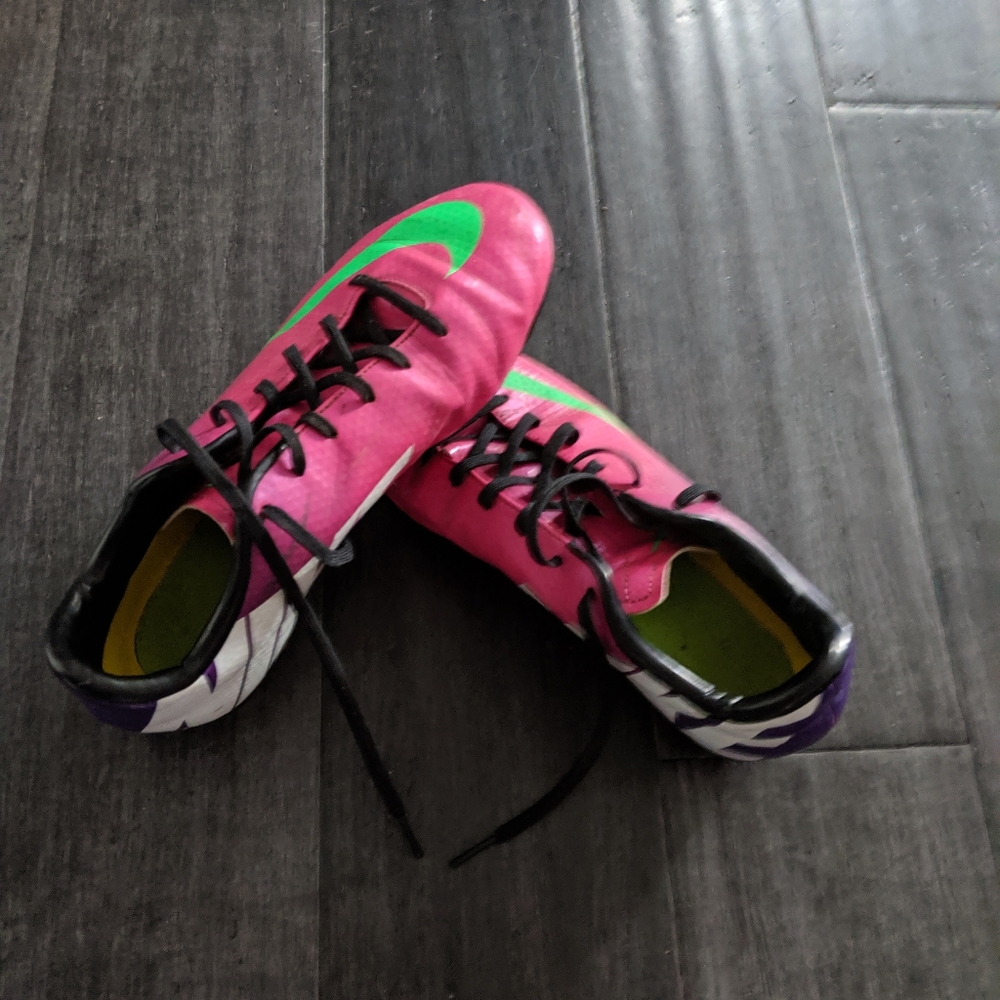 Kids Nike soccer cleats 5